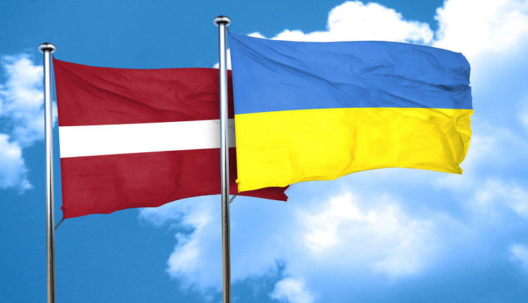 latvijas un ukrainas karogs
